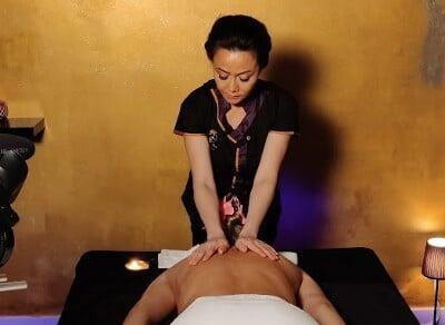 Koy geeft een klant Aroma Massage